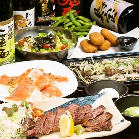 サラダやカルパッチョ、揚げ物などおすすめ料理を並べたテーブル