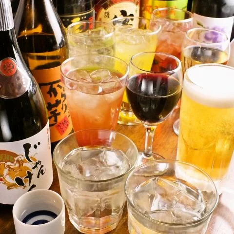 ビールやサワー、ワインなどが卓上に並ぶドリンクの集合写真