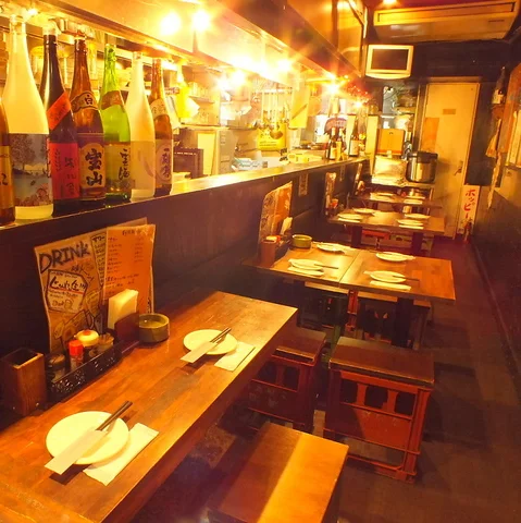 木のテーブル席と通路が奥まで続く店内