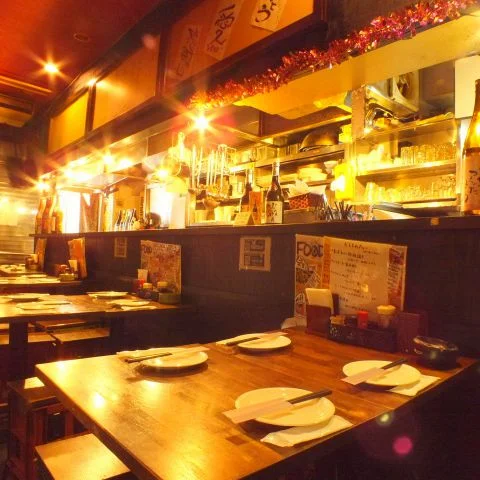 木のテーブル席が並ぶ見通しのよい店内