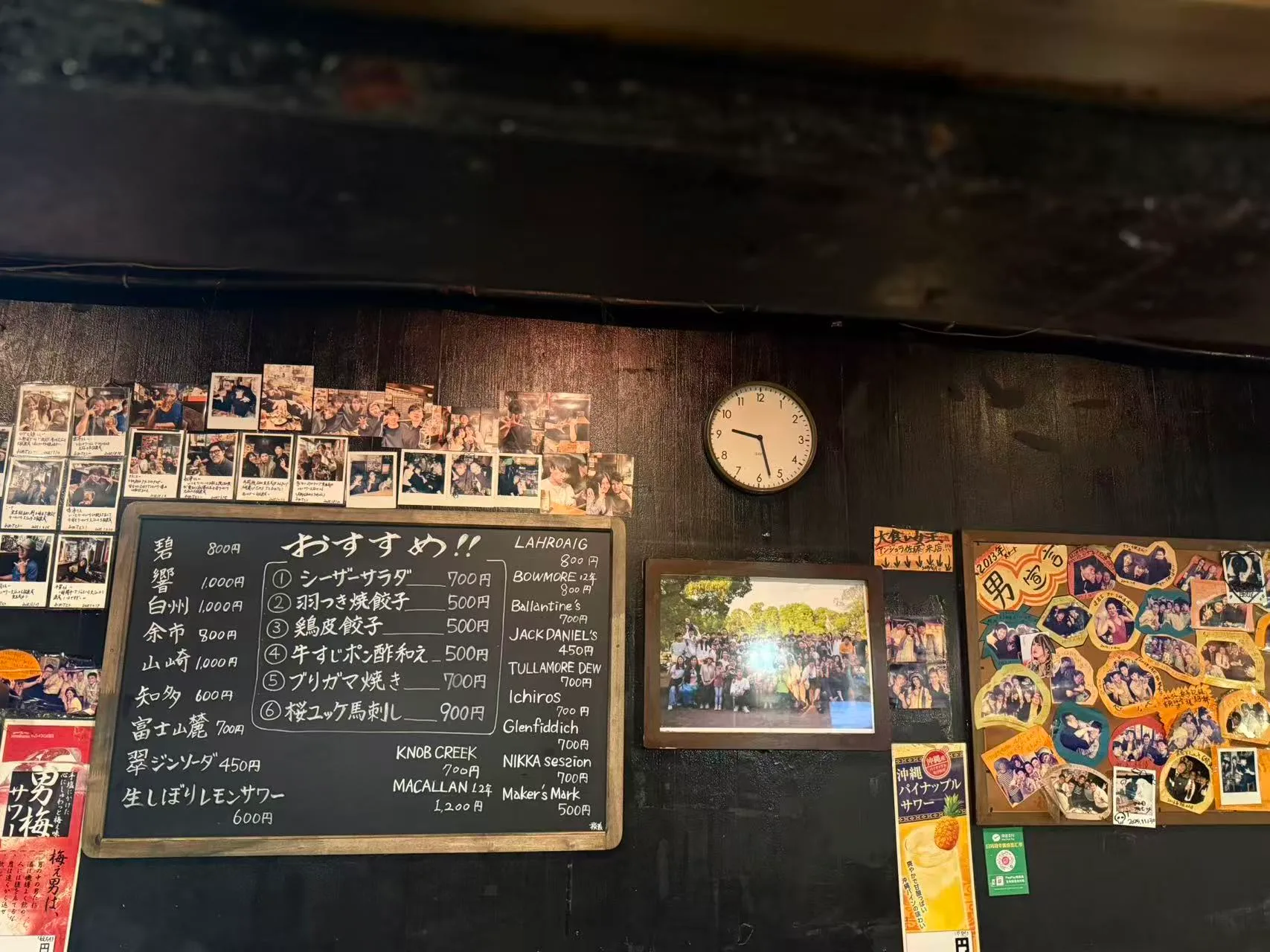木のテーブル席が通路沿いに並ぶ店内