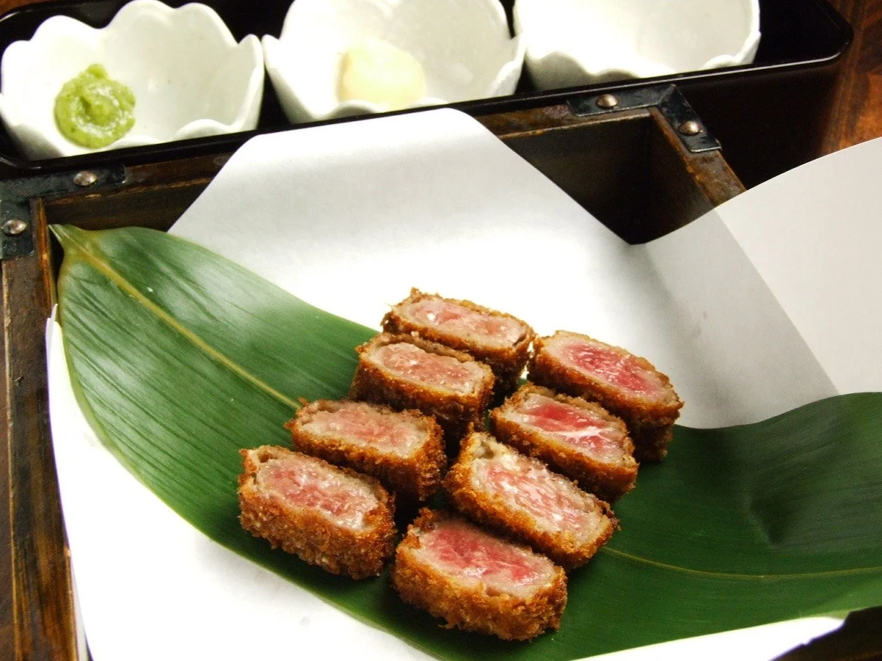 牛トロカツと小鉢が並ぶ居酒屋料理の盛り合わせ